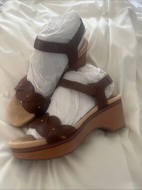 Clarks Brown Leather Scalloped Strap Wedge Sandals with Wood-Look Platform